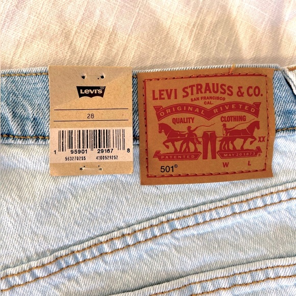 Levi’s Two-Toned High-Rise 501 Shorts - Picture 3 of 7